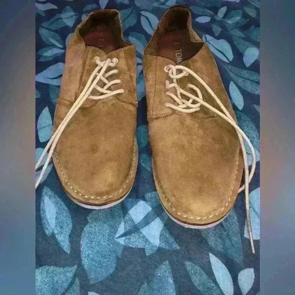 Toms shoe size 8M the material looks like suede it is a used shoe - Picture 3 of 8